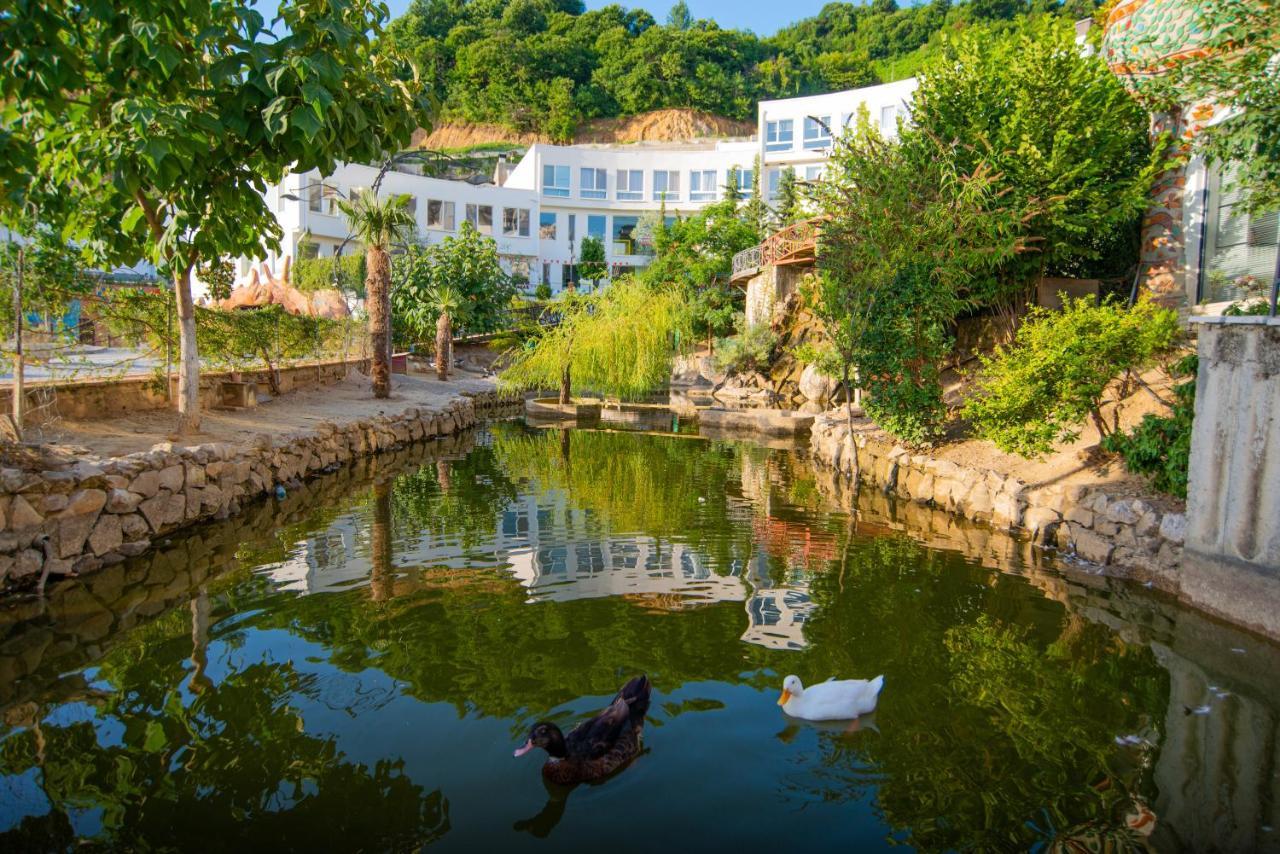 Arka Art Hotel ติรานา ภายนอก รูปภาพ The duck pond