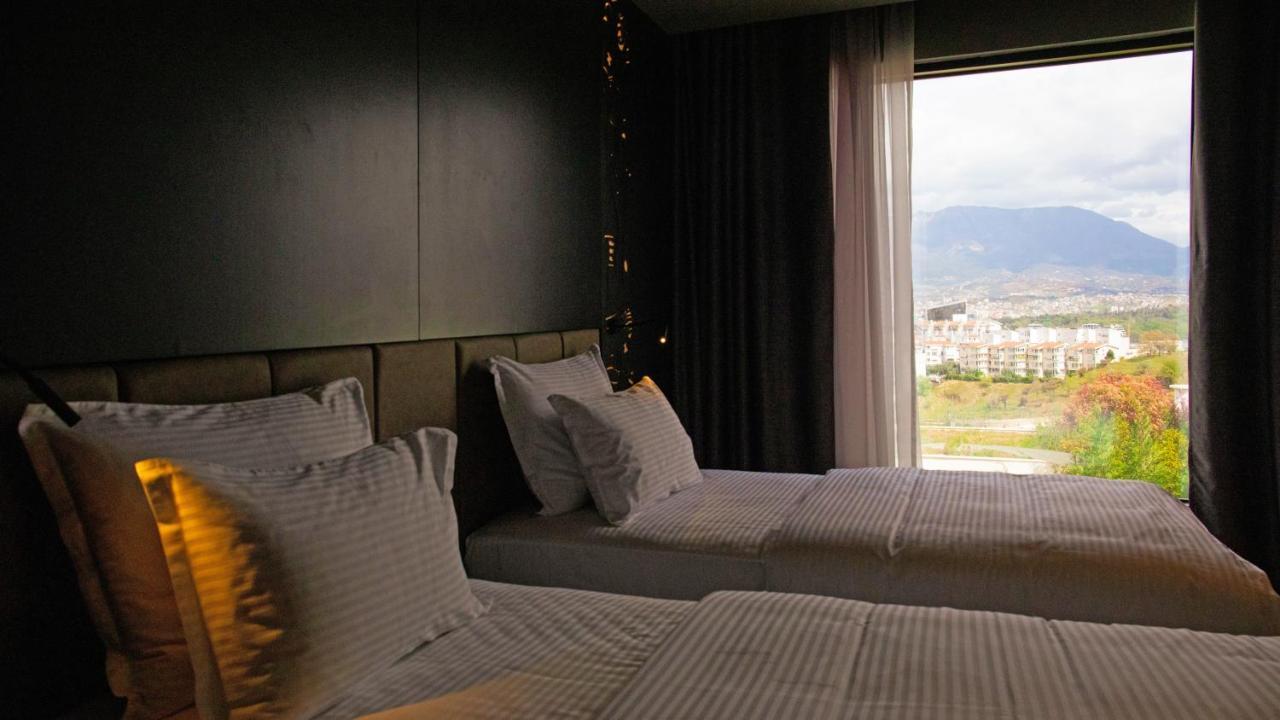 Arka Art Hotel ติรานา ภายนอก รูปภาพ A room at the hotel