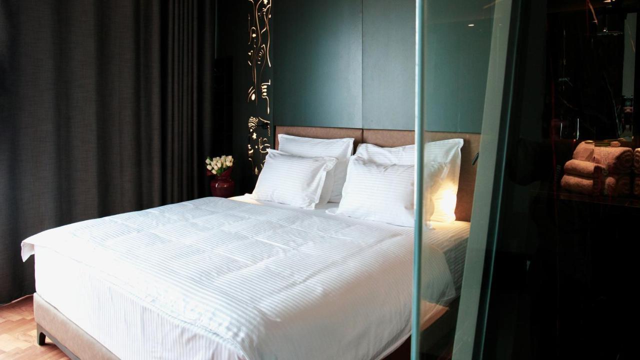 Arka Art Hotel ติรานา ภายนอก รูปภาพ A bed with white sheets