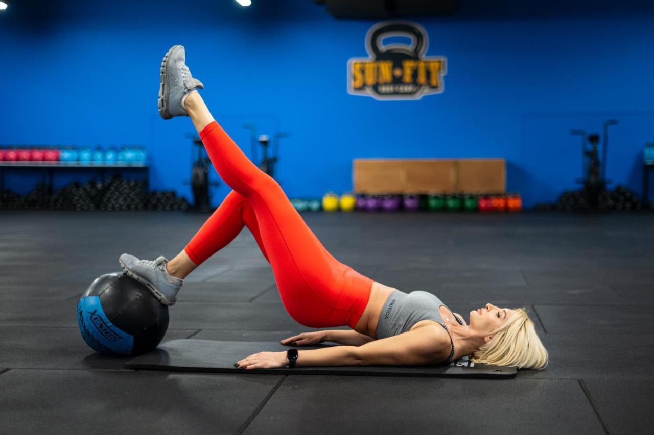 Arka Art Hotel ติรานา ภายนอก รูปภาพ A woman performing a single-leg hip raise