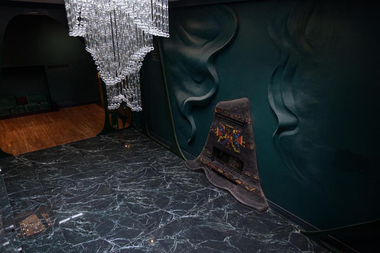 Arka Art Hotel ติรานา ภายนอก รูปภาพ The tomb of the Prophet Ezekiel