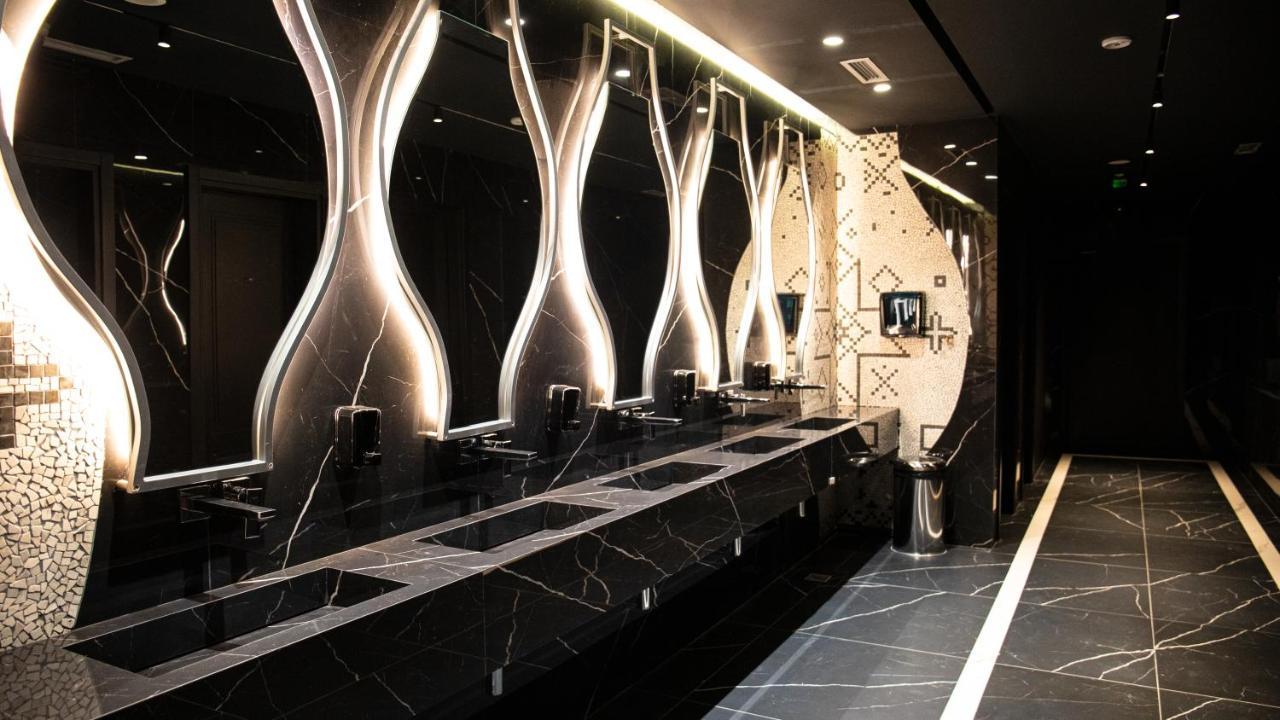 Arka Art Hotel ติรานา ภายนอก รูปภาพ The interior of the restroom at the 2012 Olympics
