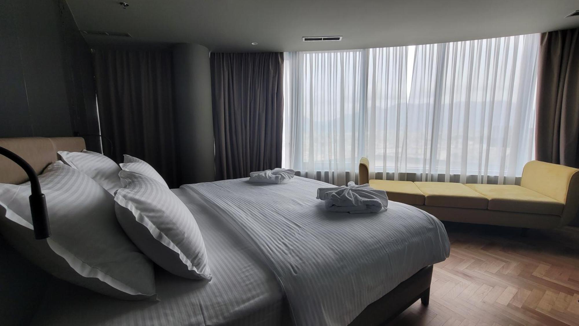 Arka Art Hotel ติรานา ภายนอก รูปภาพ A bedroom at the hotel