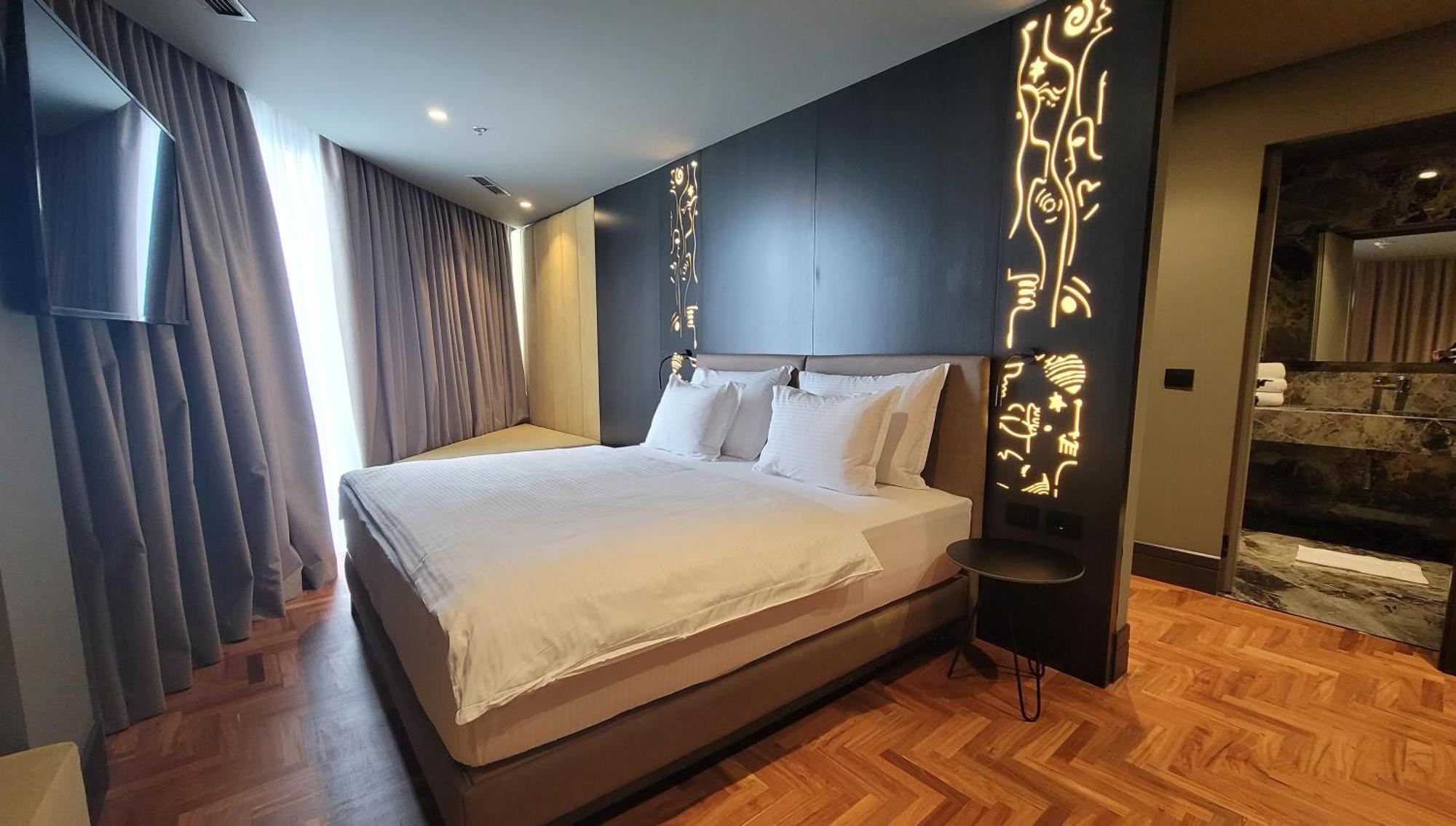 Arka Art Hotel ติรานา ภายนอก รูปภาพ A bedroom at the hotel