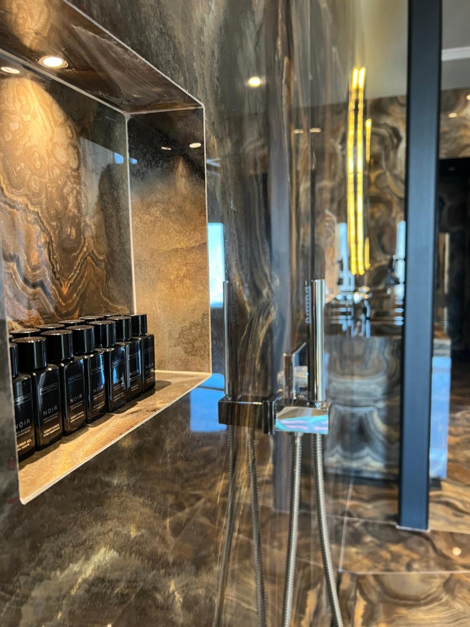 Arka Art Hotel ติรานา ภายนอก รูปภาพ A typical shower