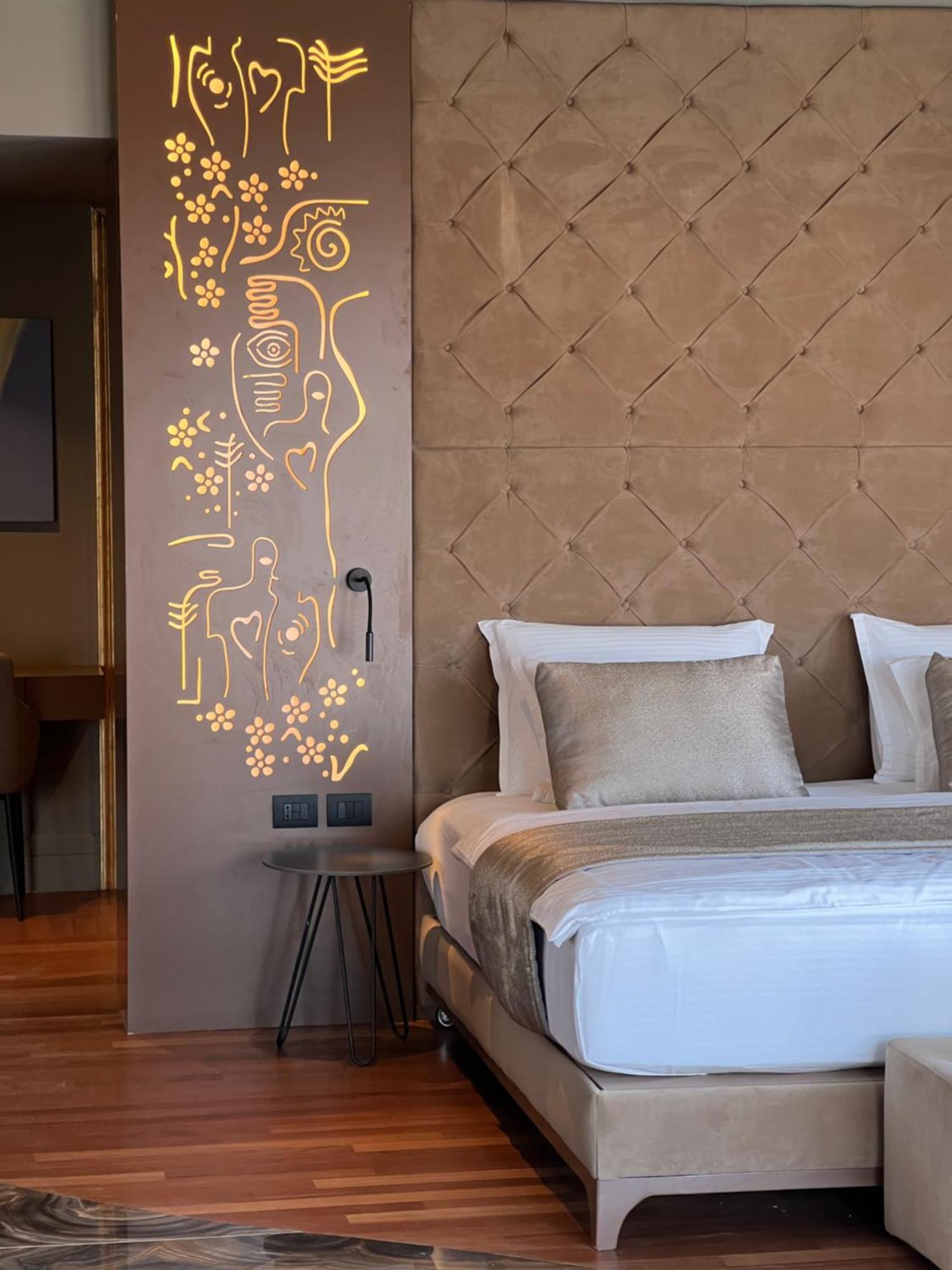 Arka Art Hotel ติรานา ภายนอก รูปภาพ A wall sticker