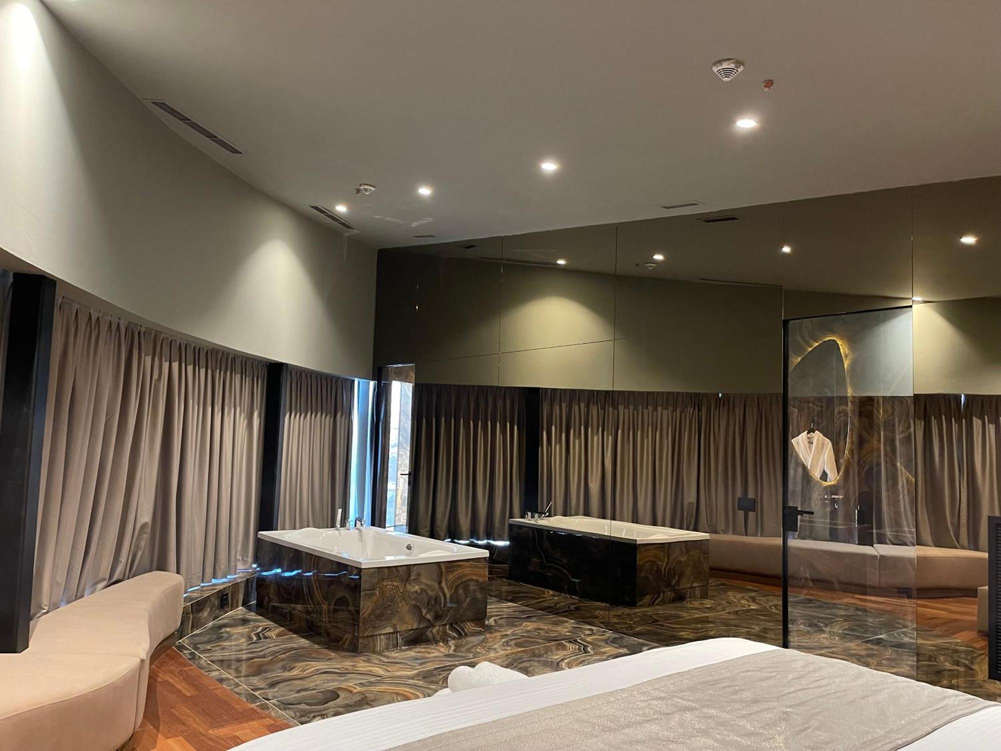 Arka Art Hotel ติรานา ภายนอก รูปภาพ A suite at the hotel