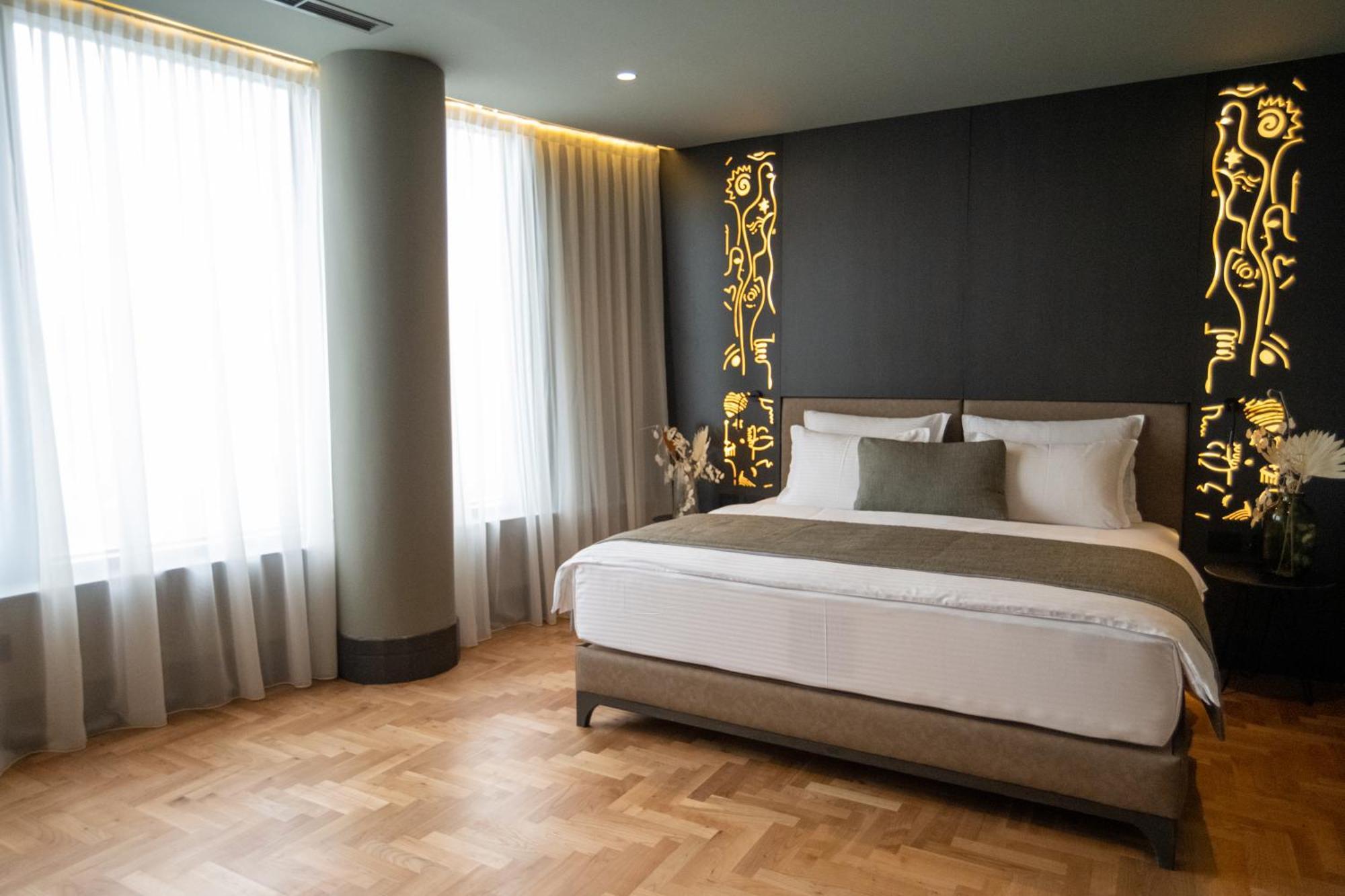 Arka Art Hotel ติรานา ภายนอก รูปภาพ A bedroom at the hotel