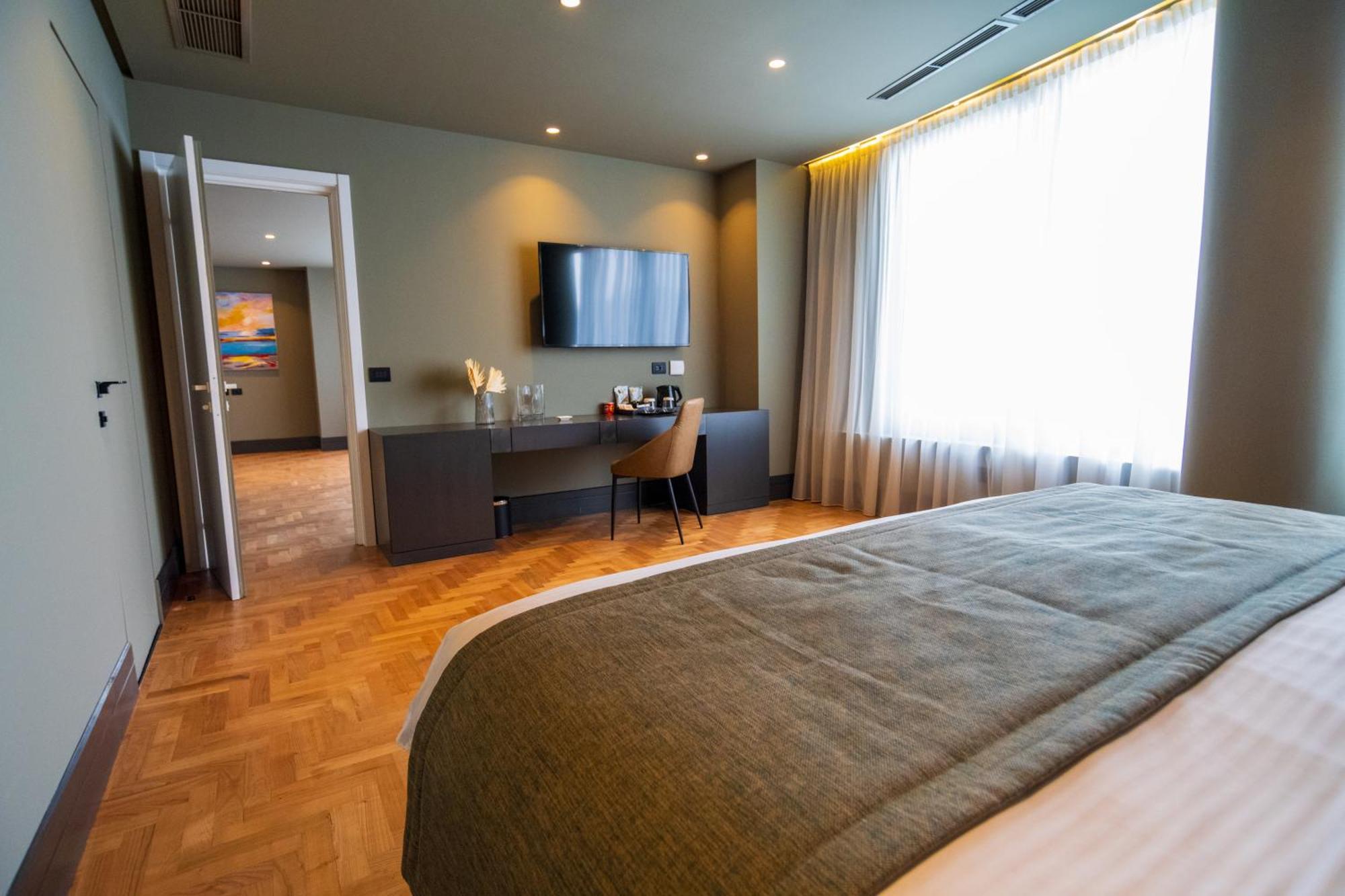 Arka Art Hotel ติรานา ภายนอก รูปภาพ A room at the hotel