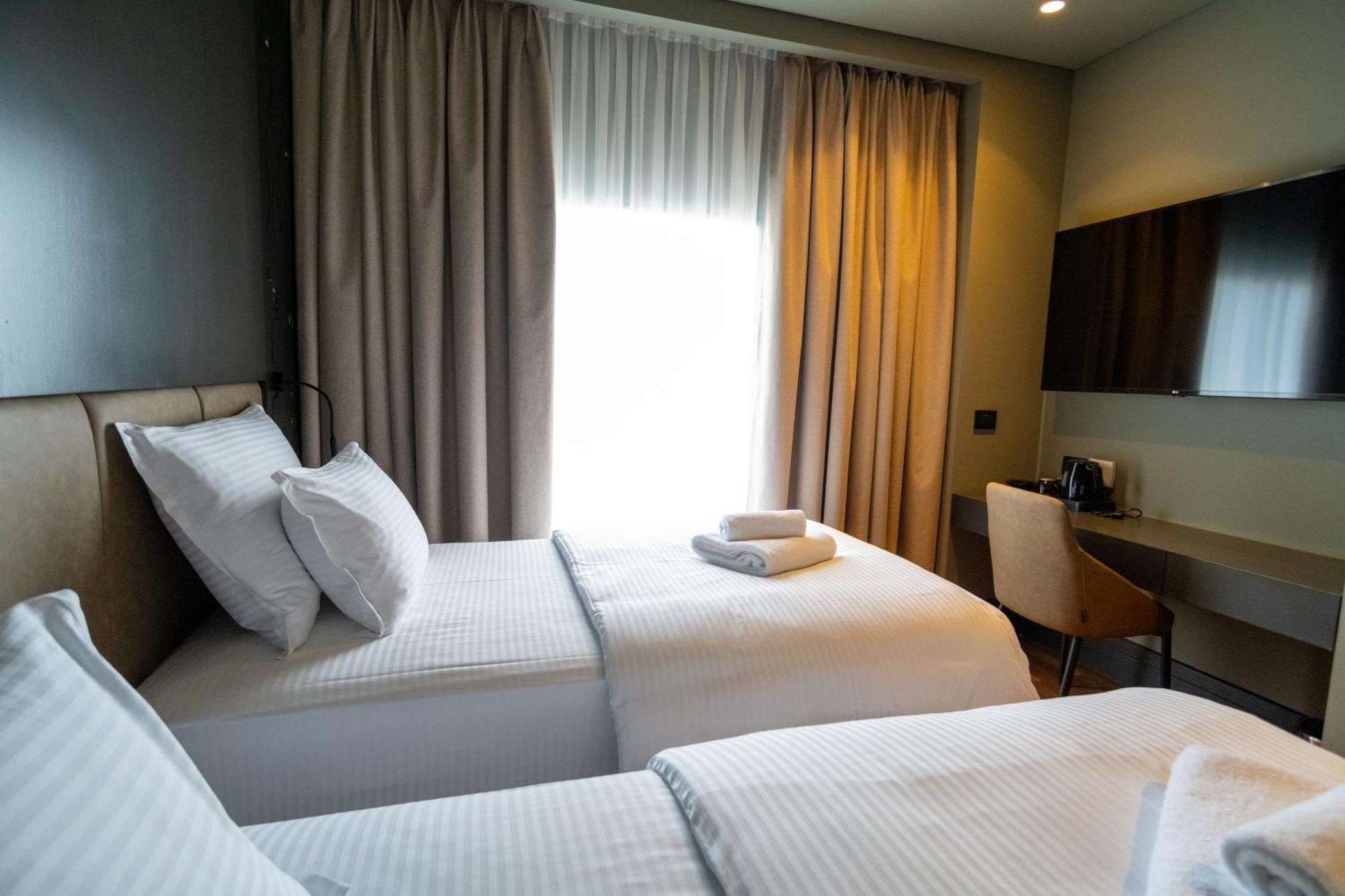 Arka Art Hotel ติรานา ภายนอก รูปภาพ A room at the hotel