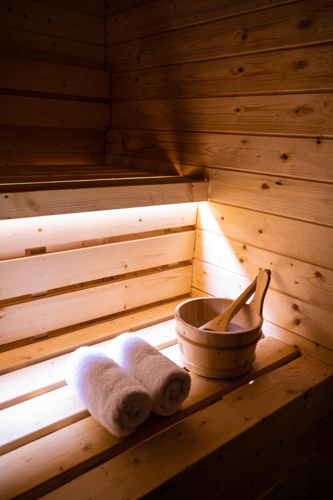 Arka Art Hotel ติรานา ภายนอก รูปภาพ Sauna bucket and ladle
