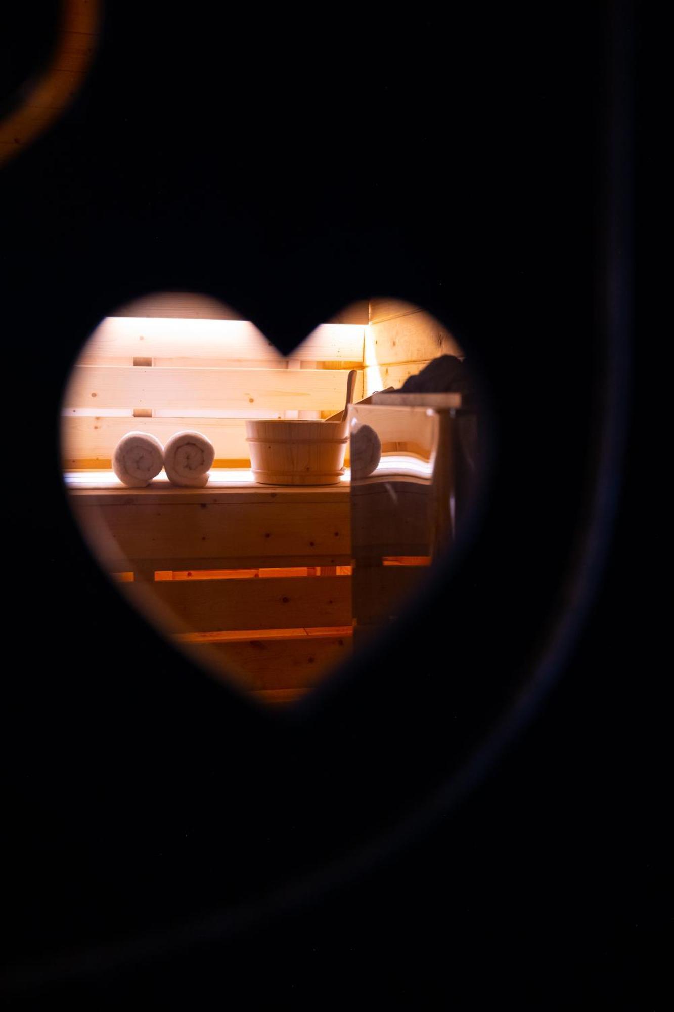 Arka Art Hotel ติรานา ภายนอก รูปภาพ A heart-shaped hole in a sauna door