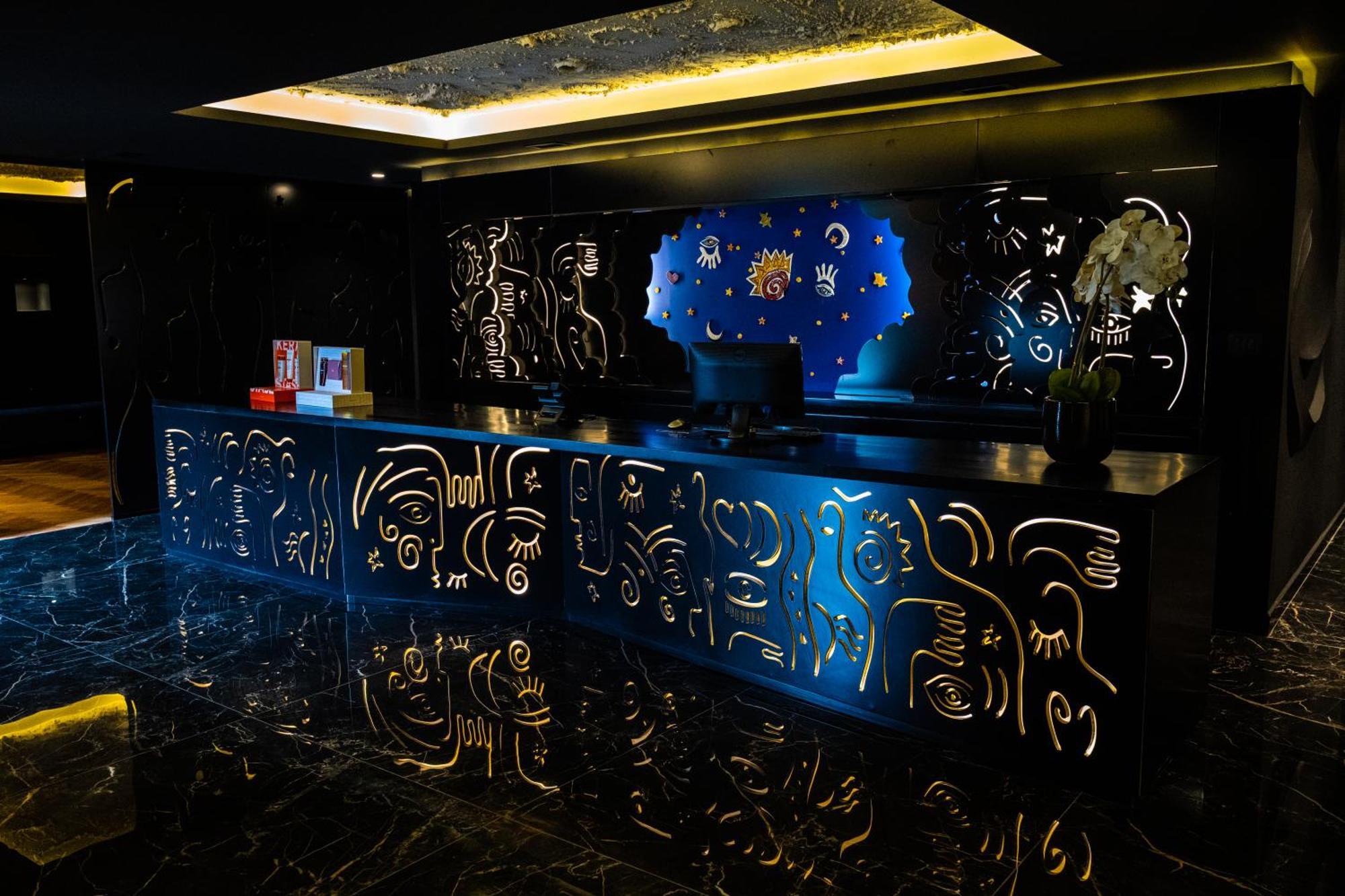 Arka Art Hotel ติรานา ภายนอก รูปภาพ The reception desk at the hotel