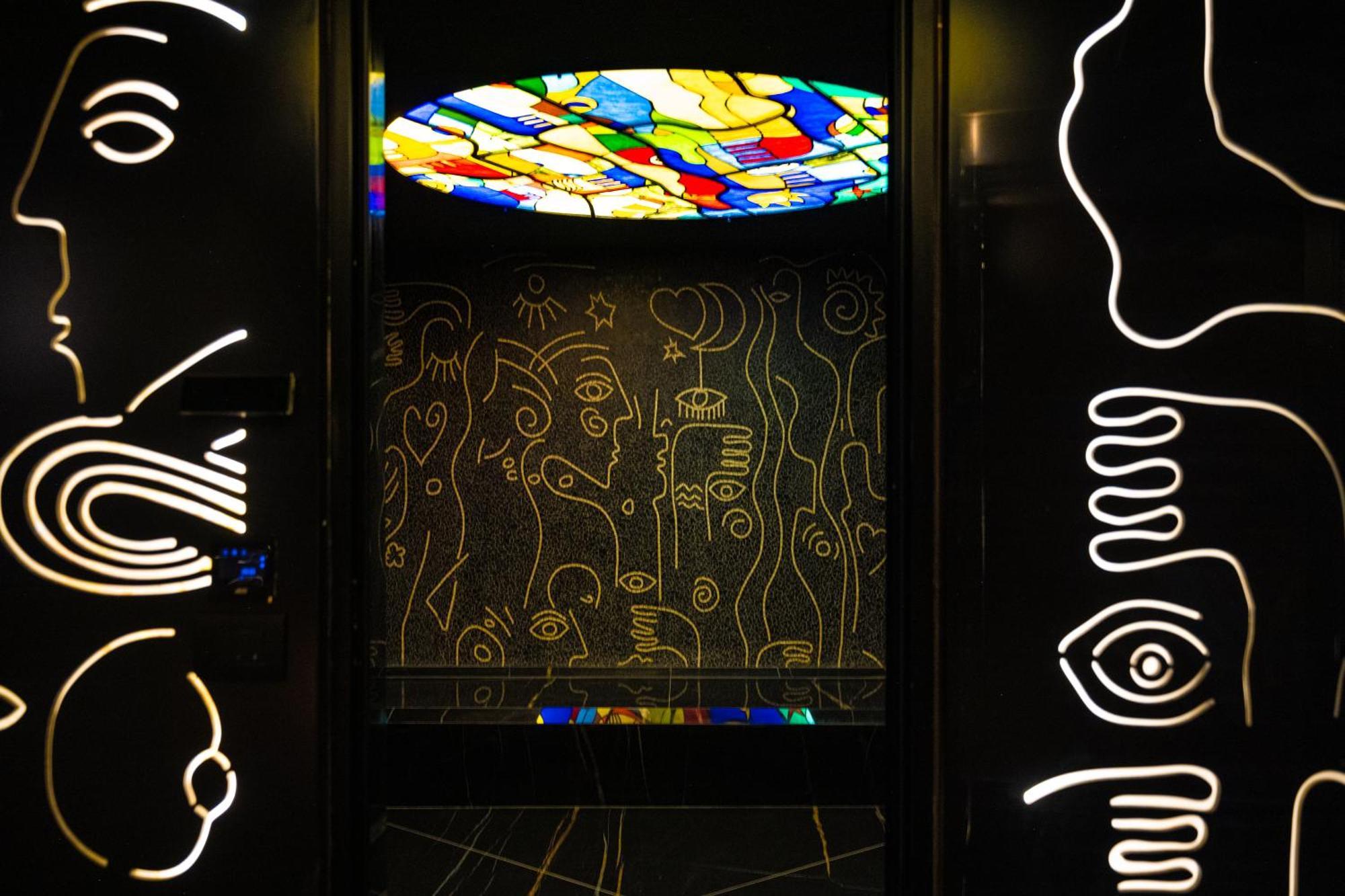 Arka Art Hotel ติรานา ภายนอก รูปภาพ The stained glass window in the elevator