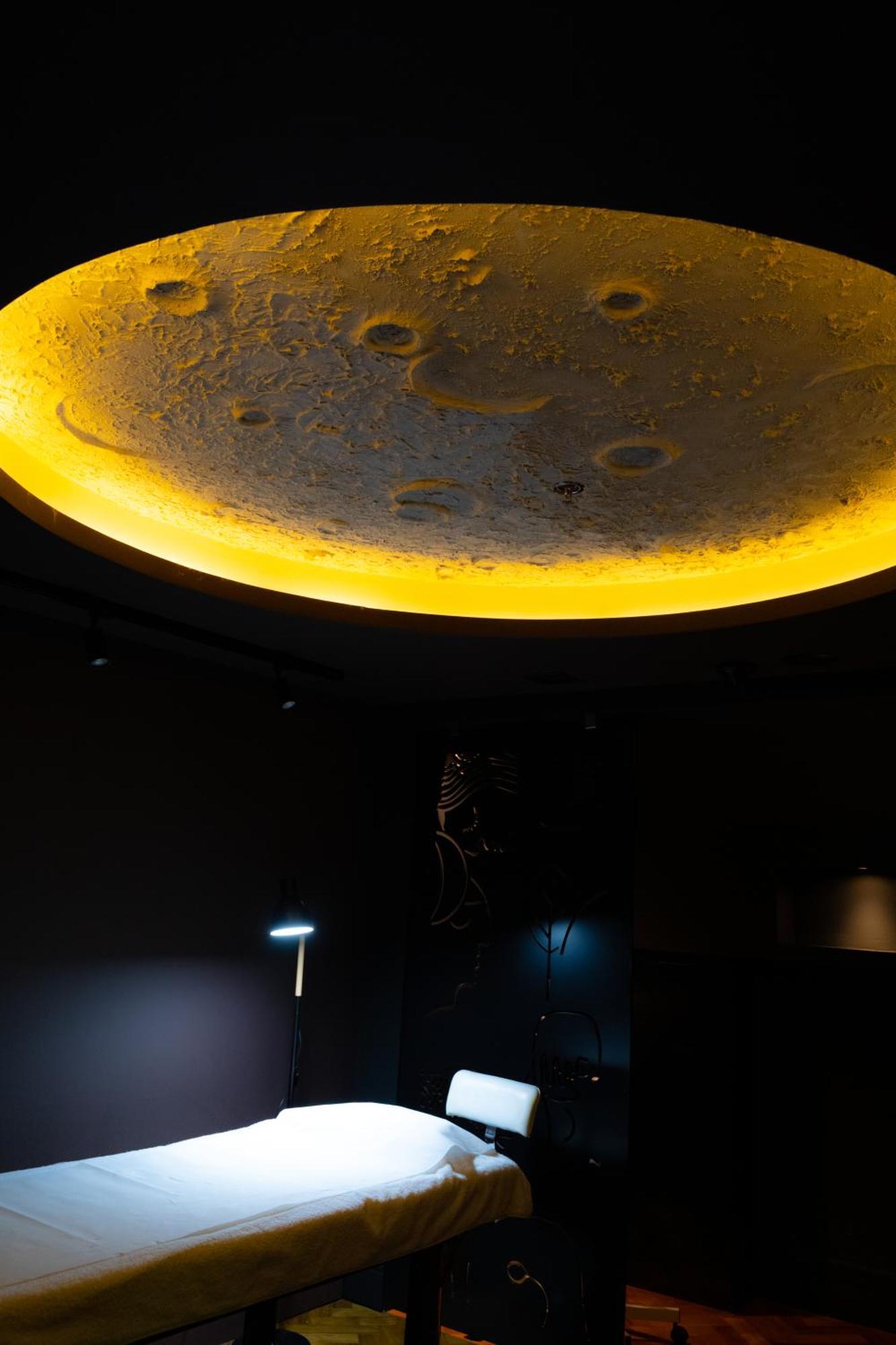 Arka Art Hotel ติรานา ภายนอก รูปภาพ The ceiling of the chapel