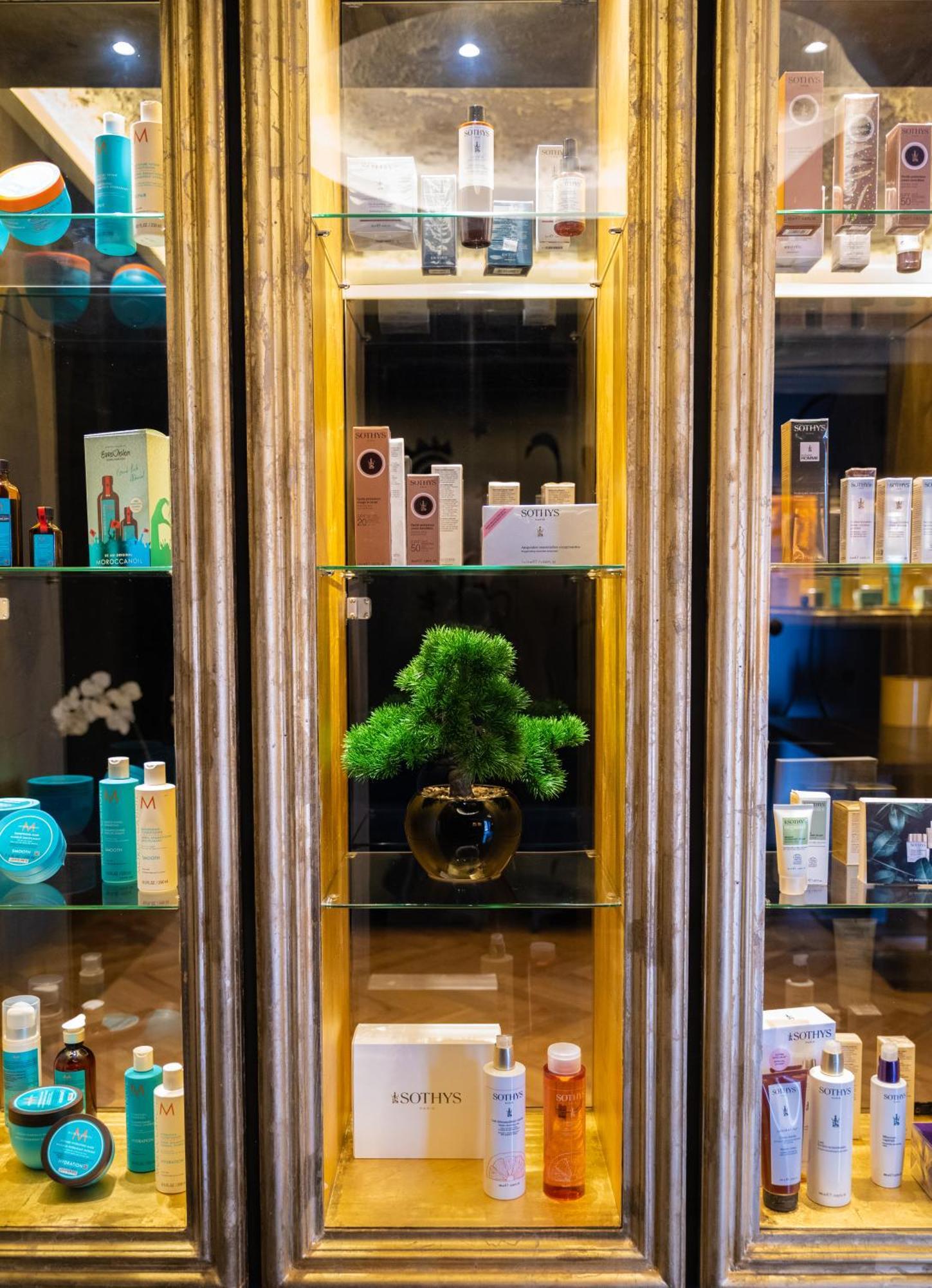 Arka Art Hotel ติรานา ภายนอก รูปภาพ A display of various skincare products
