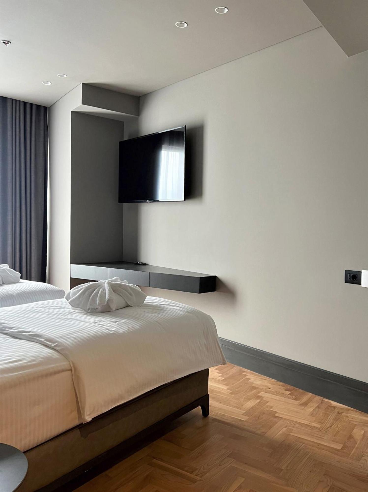 Arka Art Hotel ติรานา ภายนอก รูปภาพ A room at the hotel