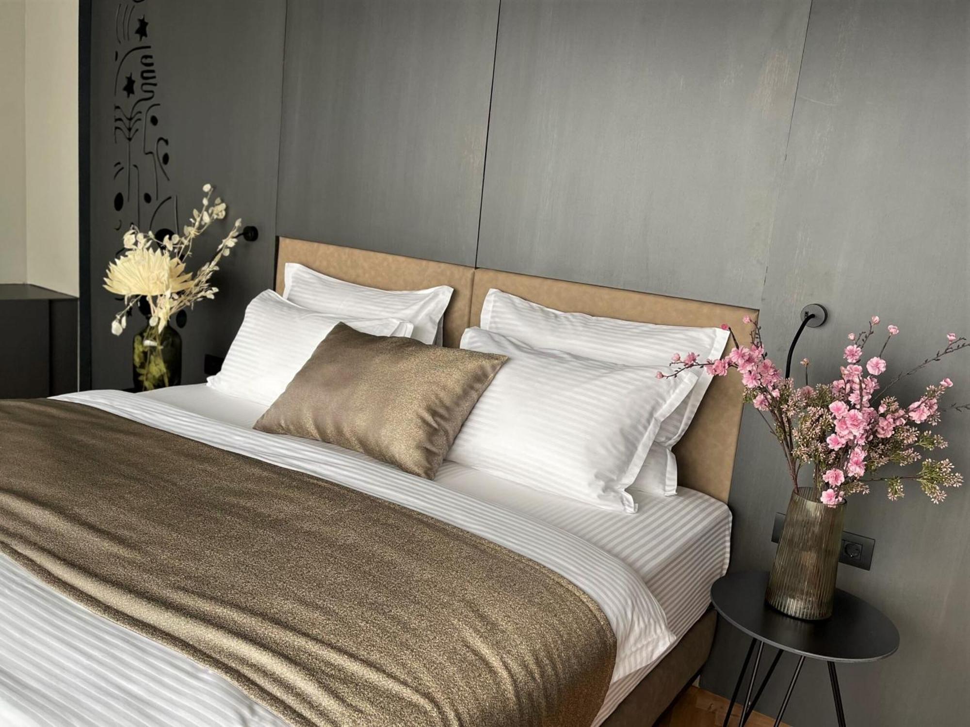 Arka Art Hotel ติรานา ภายนอก รูปภาพ A bed with bed linen
