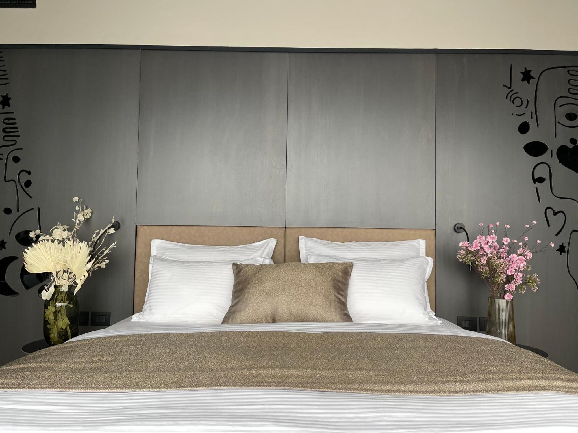 Arka Art Hotel ติรานา ภายนอก รูปภาพ A bedroom