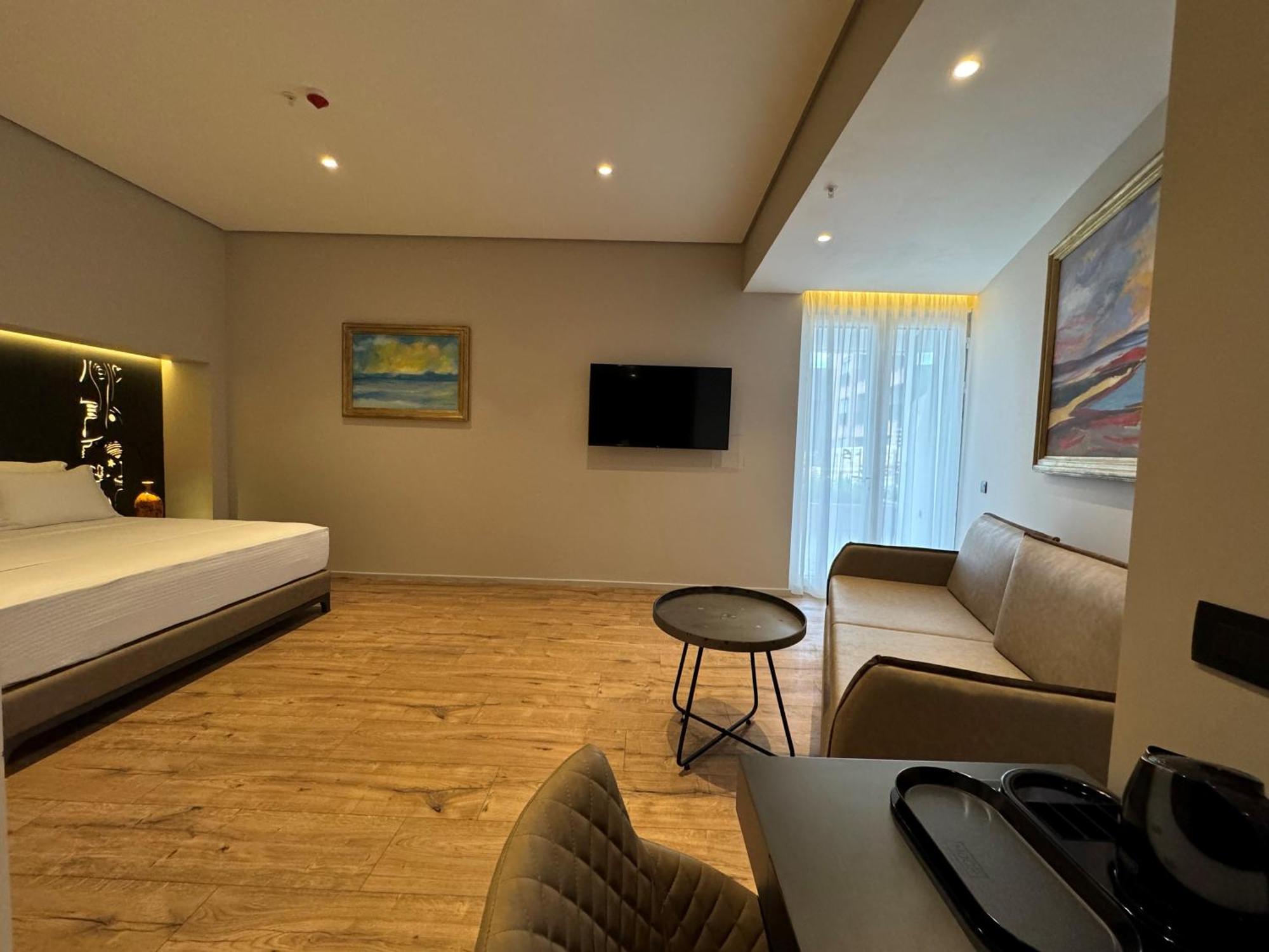 Arka Art Hotel ติรานา ภายนอก รูปภาพ A room at the hotel