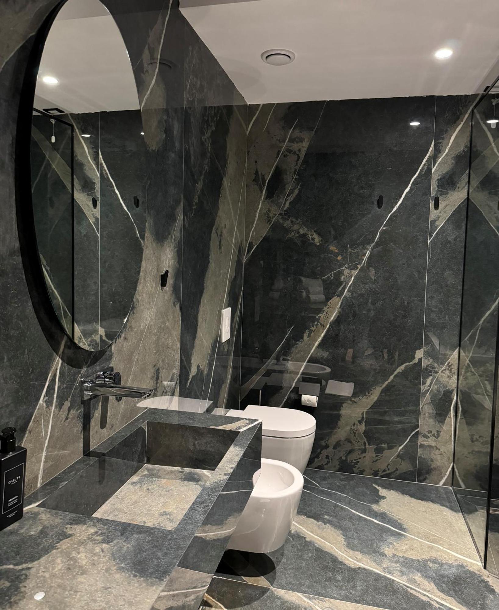 Arka Art Hotel ติรานา ภายนอก รูปภาพ Bathroom in the house
