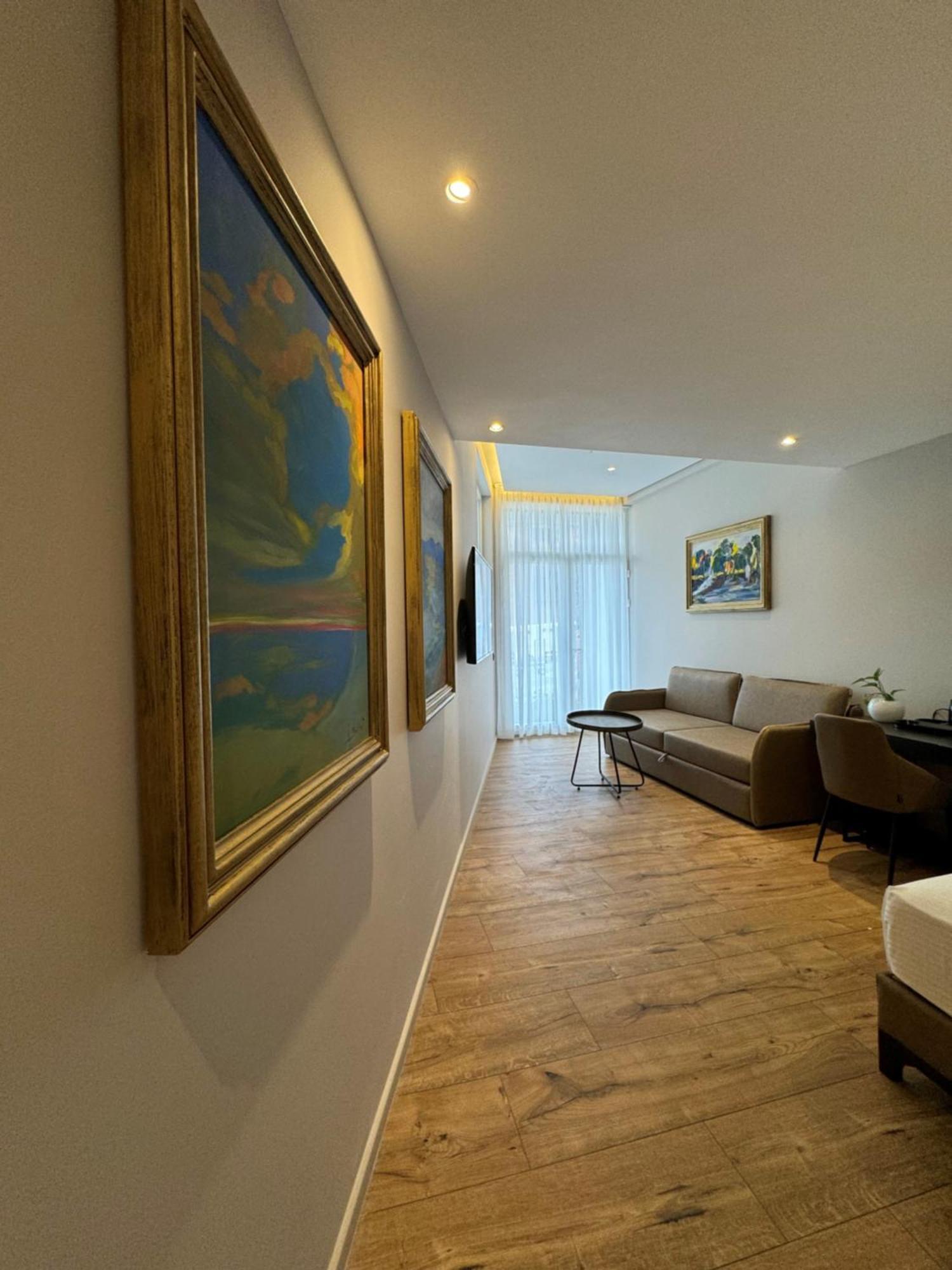 Arka Art Hotel ติรานา ภายนอก รูปภาพ A suite at the hotel