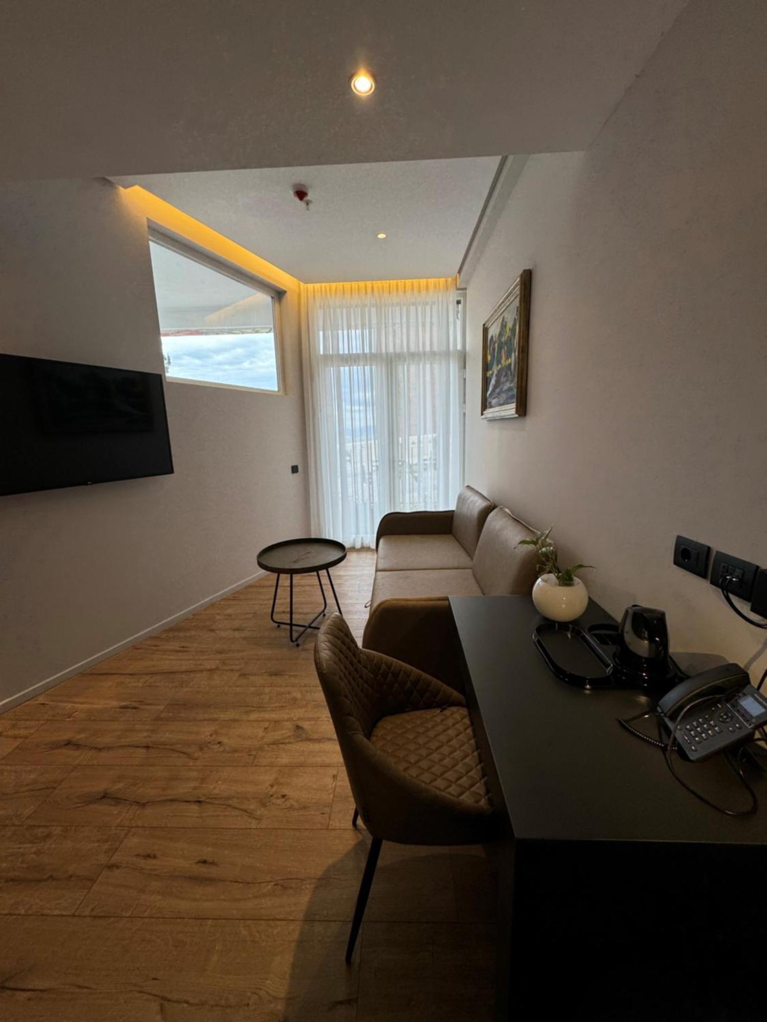 Arka Art Hotel ติรานา ภายนอก รูปภาพ A room at the hotel